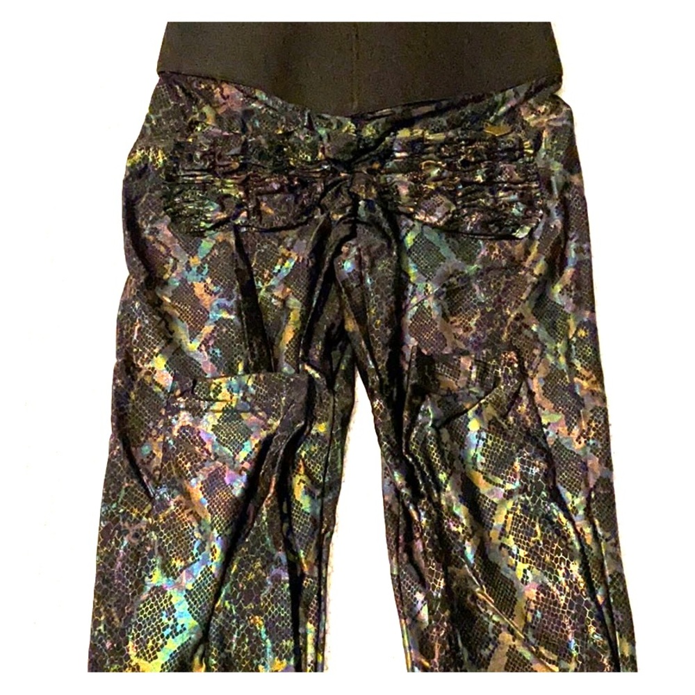 Cute booty lounge snake/oil slick leggings